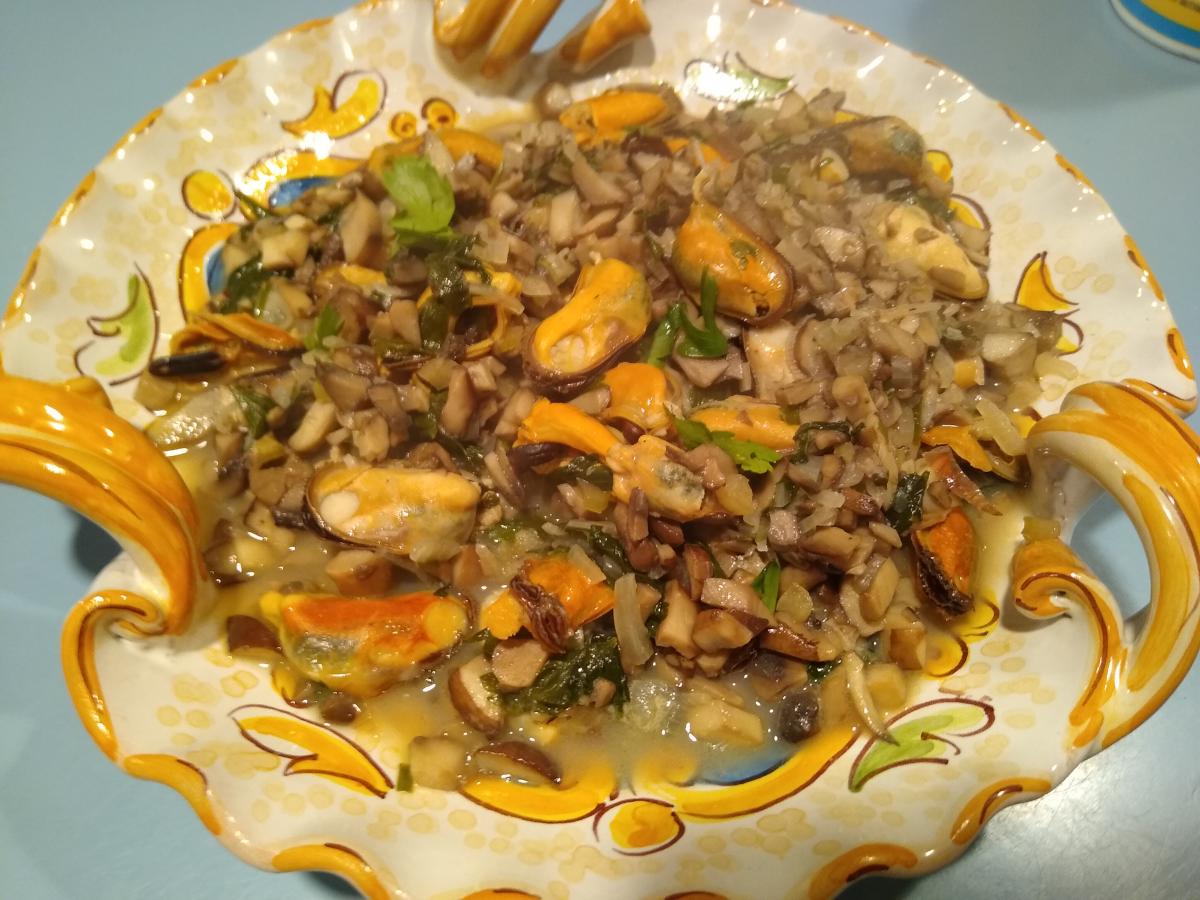 Mussels with Mushrooms, Parsley, and Chives